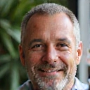 Portrait eines glücklichen Mannes, der seine Verdauungsprobleme gelöst hat